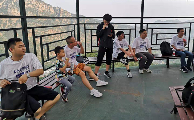 呼叫易團隊勇攀石林峽