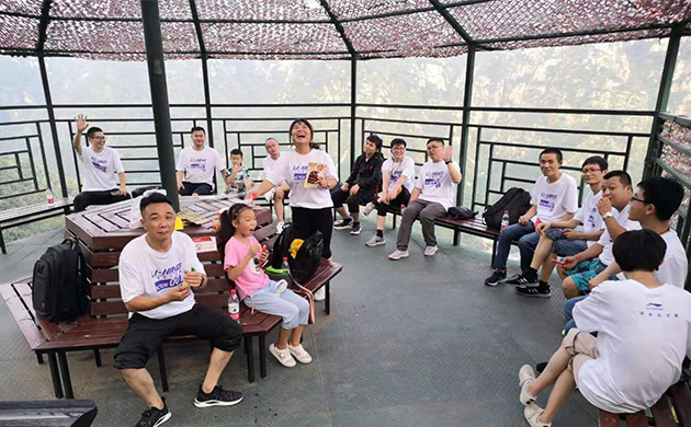 呼叫易團隊勇攀石林峽