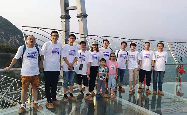 呼叫易團隊勇攀石林峽