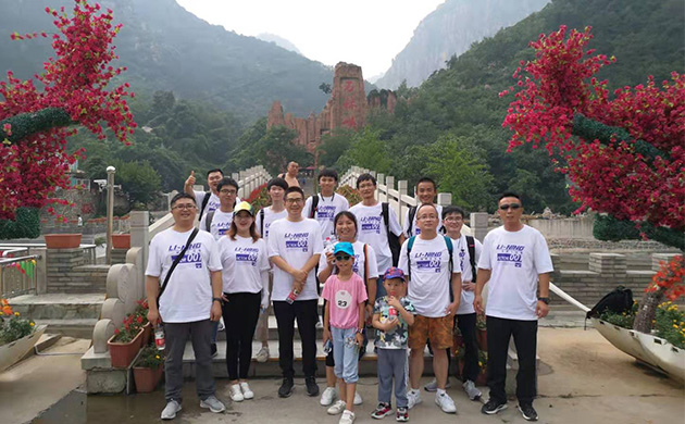 呼叫易團隊勇攀石林峽